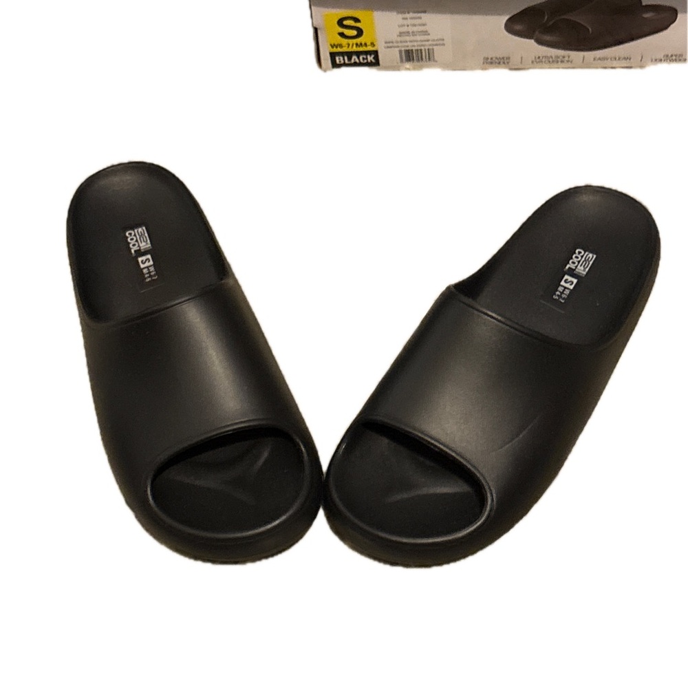 NIB 32 Degrees Black Cushion Slide Sandals Size Small W6-7  M4-5